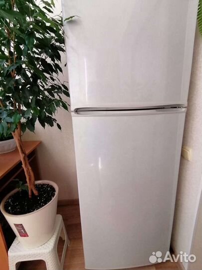 Холодильник samsung бу рабочий в отл. состоянии