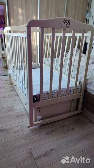 Детская кроватка с маятником
