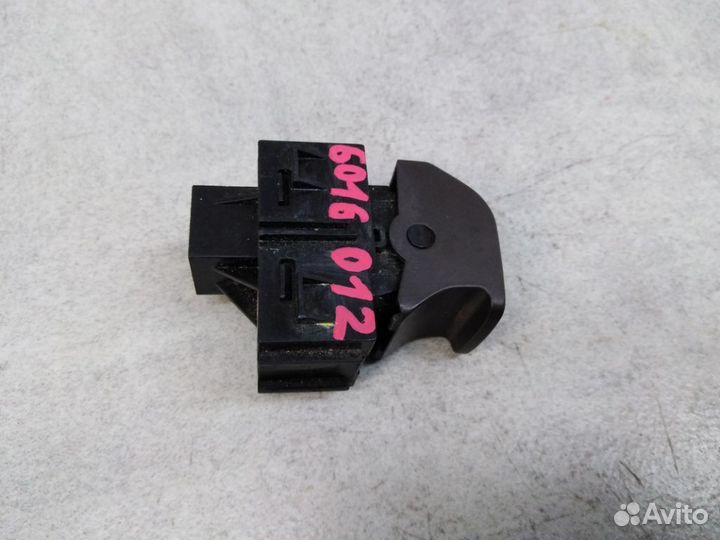 Кнопка стояночного тормоза