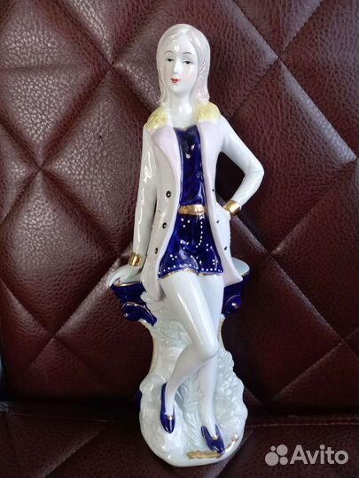 Фарфоровая статуэтка