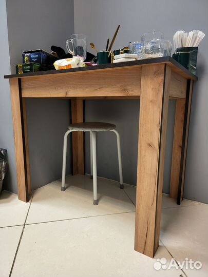 Кухонный стол и табуреты