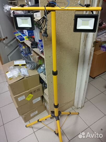 Штатив с двумя 30Вт светодиодными прожекторами