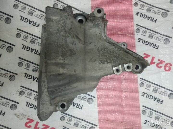 Кронштейн двигателя правый Volkswagen Polo sedan