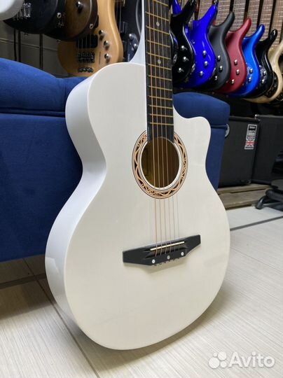 Акустическая гитара белая