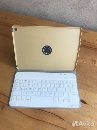 Чехол-книжка с блютуз-клавиатурой для iPad Air