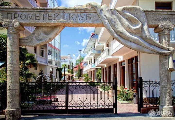 Официант в ресторан шведской линии