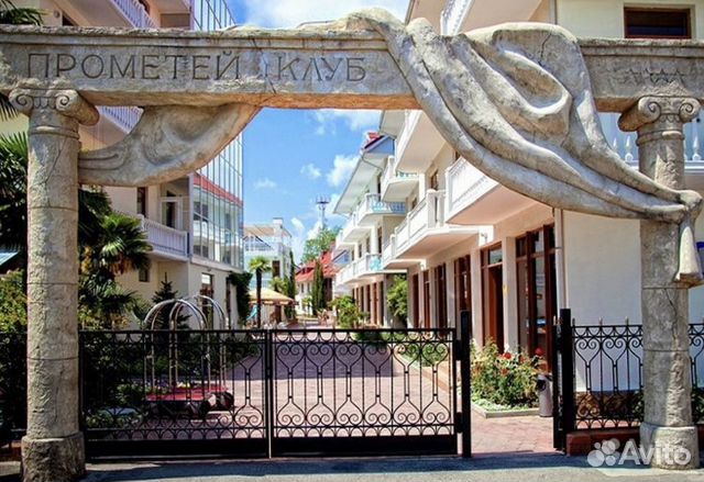 Официант в ресторан шведской линии