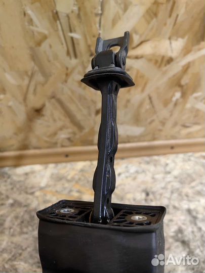 Ограничитель Двери Тигуан 1 Рестайлинг Правый пер