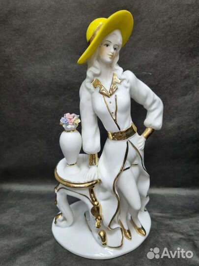 Статуэтка, фарфор. Высота 27 см