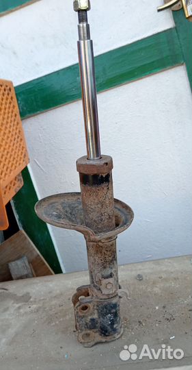 Стойка амортизатора передняя