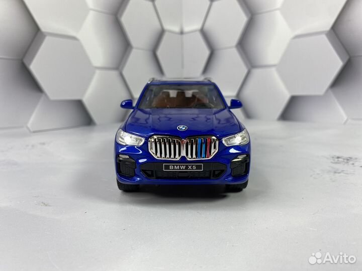 Модель машины BMW X5 синяя 1:24