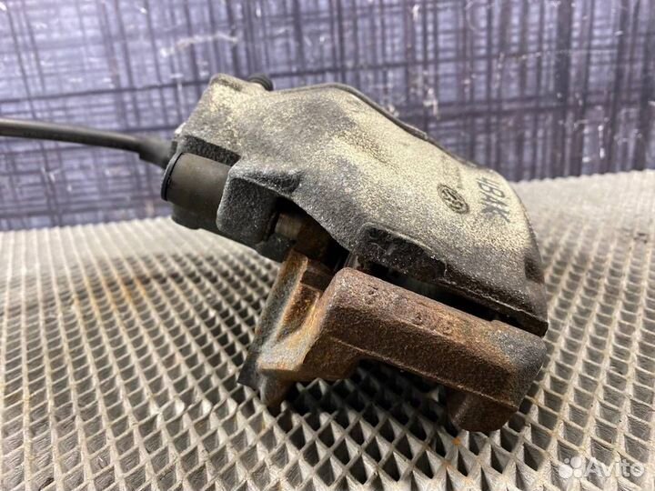 Суппорт передний правый Volkswagen Passat Variant