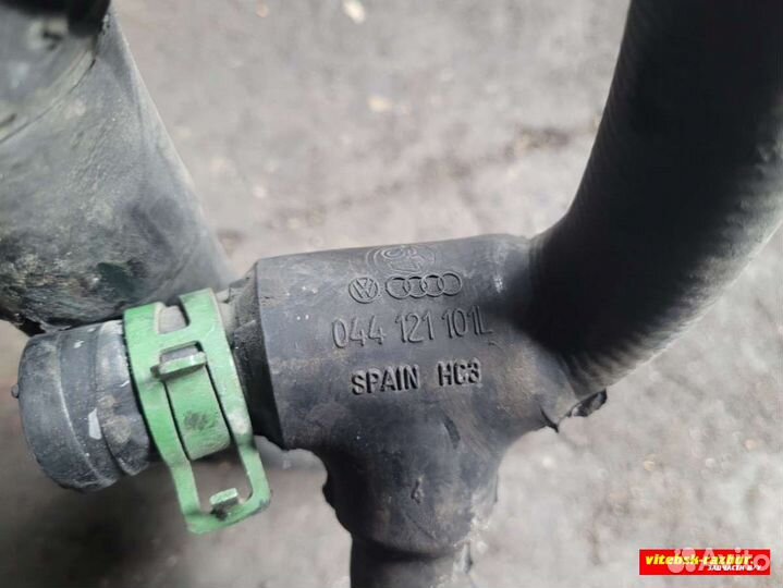 Патрубок радиатора 044121101L Volkswagen Transporter T4 1.9 Дизель