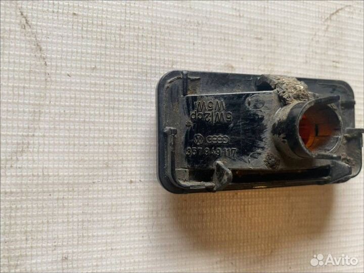 Повторитель на крыло желтый Volkswagen Passat