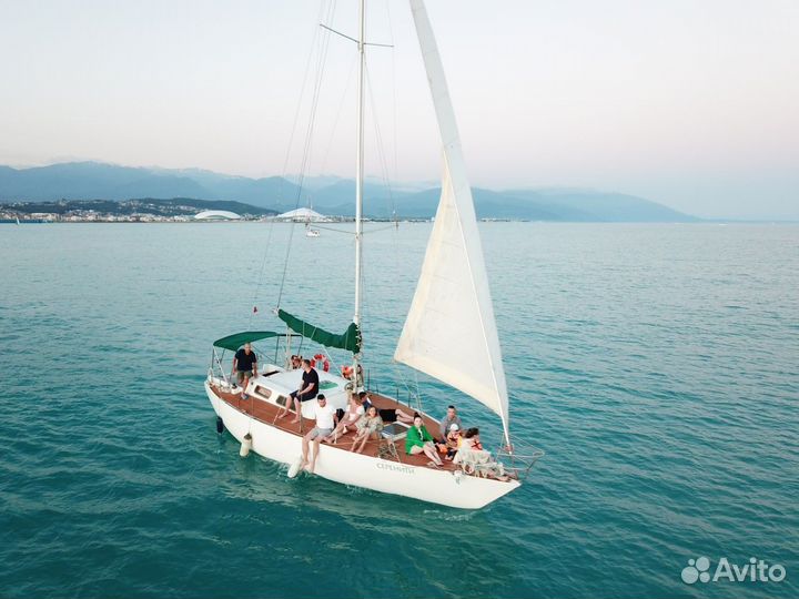 Морские прогулки и аренда яхт