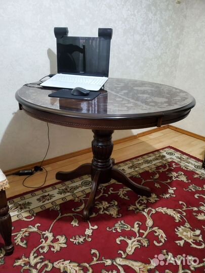 Комплект магкой мебели.стол.5 стульев