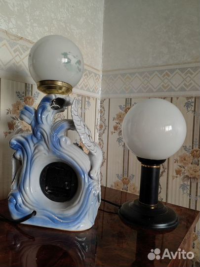 Настольная лампа с часами и статуеткой