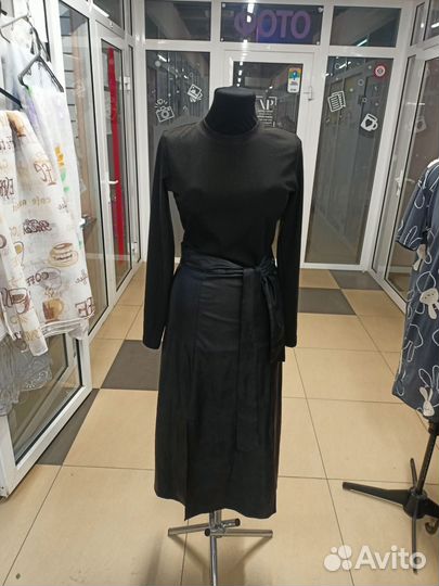 Платье с кожаной юбкой