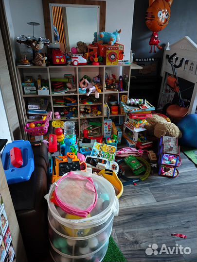 Целая комната детских музыкальных игрушек