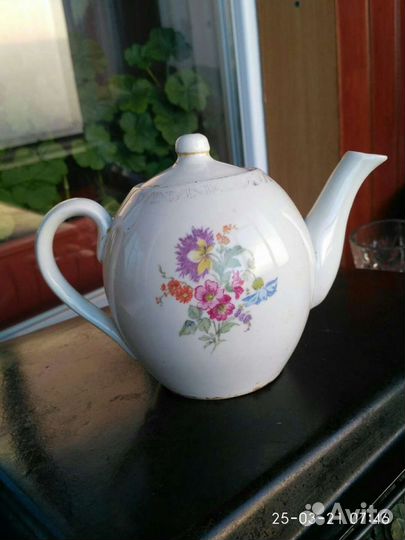 Чайник и чашка с блюдцем. также продам деревянные