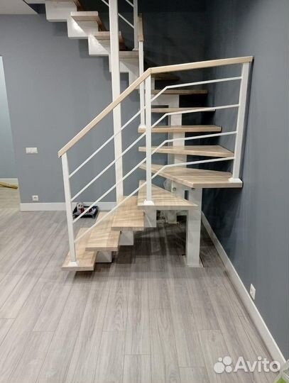 Лестница с площадкой на второй этаж