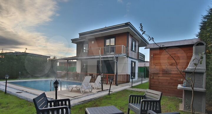 Дом 200 м² на участке 5 сот.