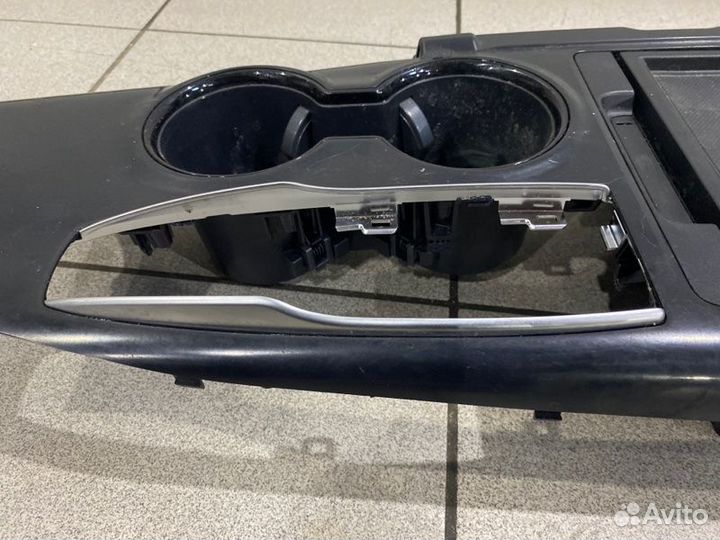 Консоль кпп передний Toyota Camry axvh70-1030006