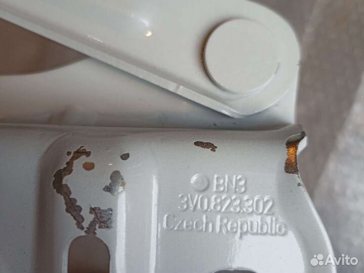 Петля капота правая Skoda Superb