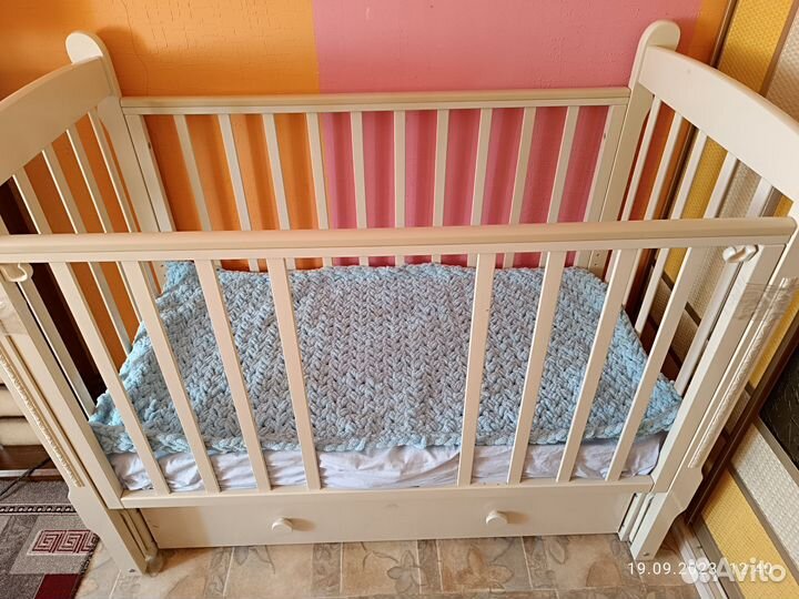 Детская кроватка с маятником и ящиком