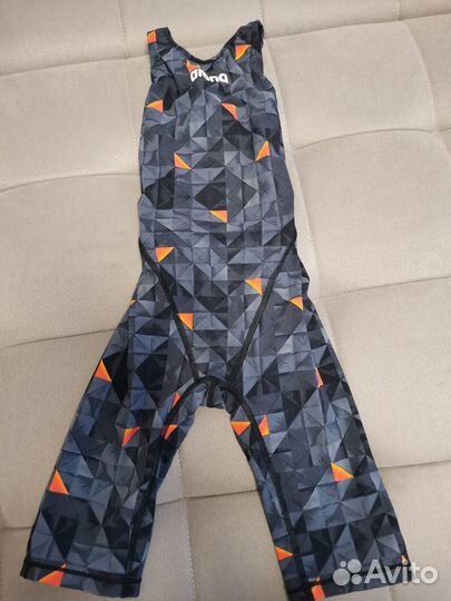 Продаётся костюм arena для плавания детский