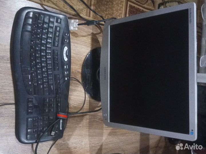 Монитор и клавиатура для компьютера