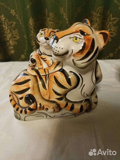 Статуэтка.Шкатулка.Тигрица с тигренком