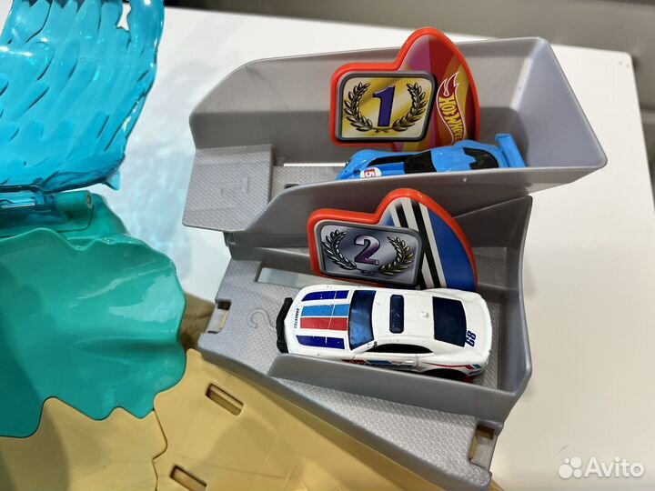 Трек Hot Wheels GWT35 Схватка с акулой