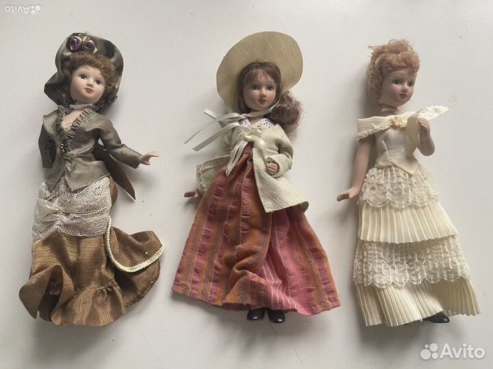Кукла фарфоровая