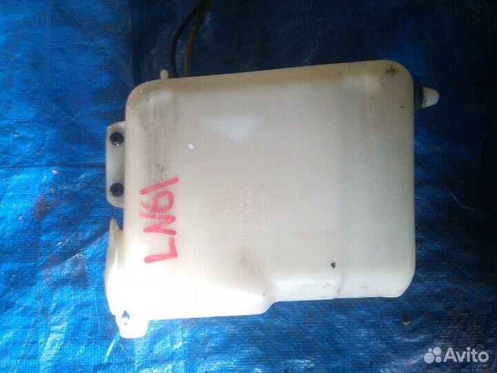 Бачок стеклоомывателя Toyota Hilux LN61 2L