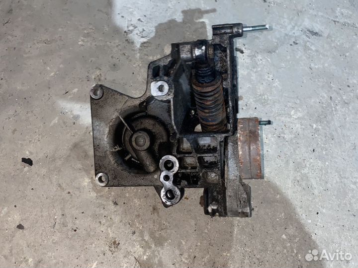 Кранштейн 059145169 Audi Skoda Passat 2.5tdi