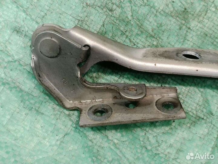 Петля капота правая Volkswagen Passat B5+