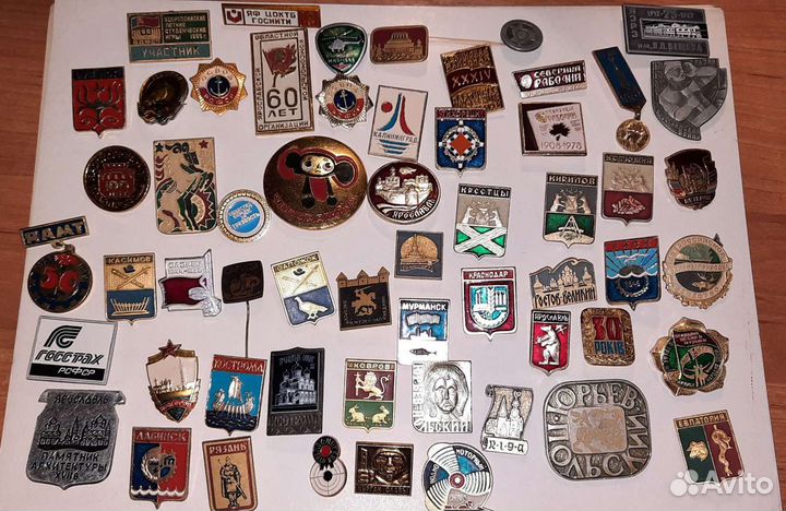 Пионерские галстуки и ремень,вымпел,значки СССР