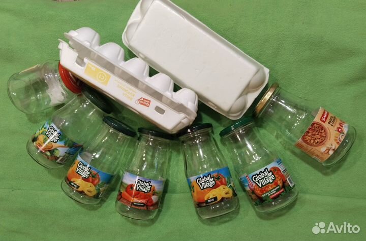 Банки стеклянные и коробки из-под яиц