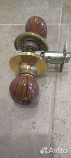 Дверная ручка с замком