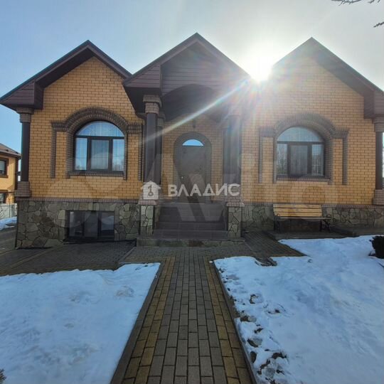 Дом 159,9 м² на участке 7,5 сот.