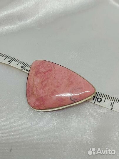 Родонит уральский брошь-кулоны