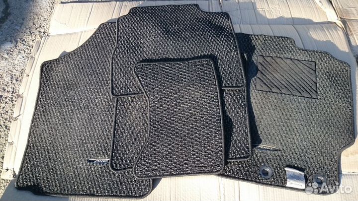 Продаю оригинальные коврики toyota corolla axio
