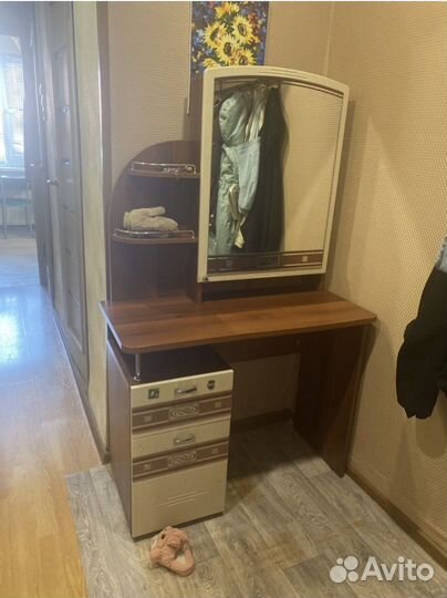 Трюмо с зеркалом