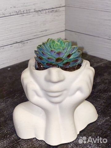 Статуэтка из гипса с цветком