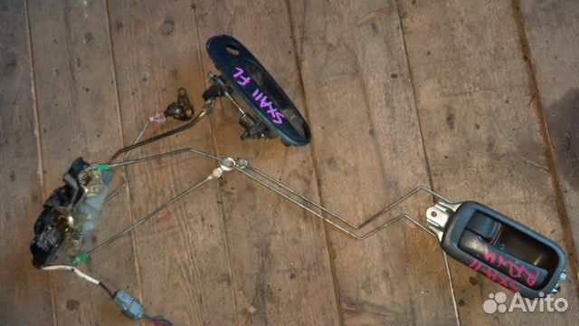 Замок двери передний левый Toyota Rav4 SXA11 3SFE