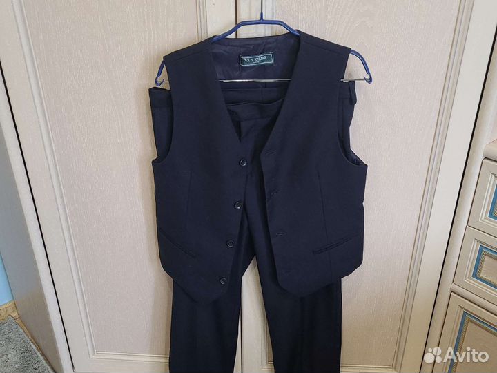 Двое школьных брюк и жилет, цена за все