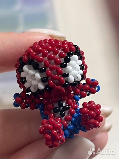 Человек-паук из бисера амигуруми