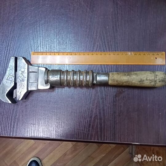 Старинный разводной ключ