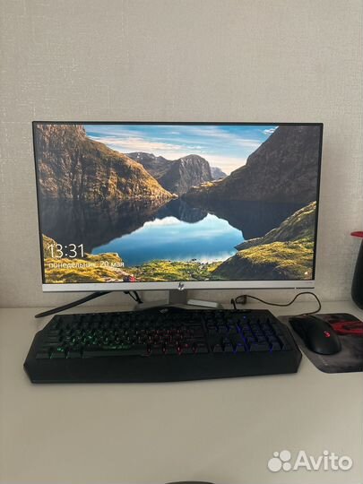 Игровой компьютер с монитором и клавиатурой